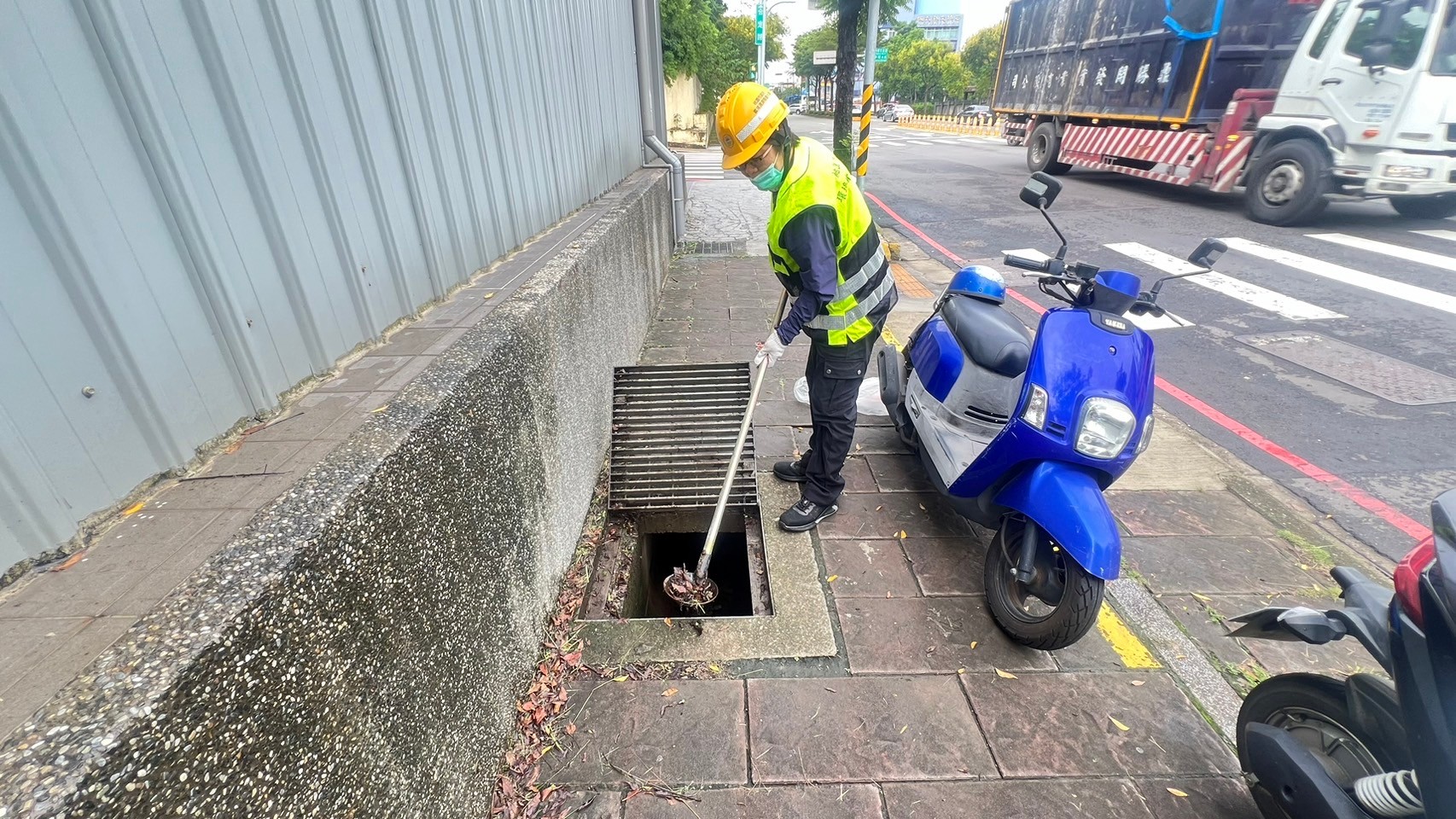 山陀兒颱風當前 環保局動員整備加強道路側溝清淤4.jpg